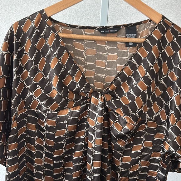 New York & Company Top XL Y2K Twist Front Satin V-Neck Retro Mod Art Deco Glam - Picture 11 of 12